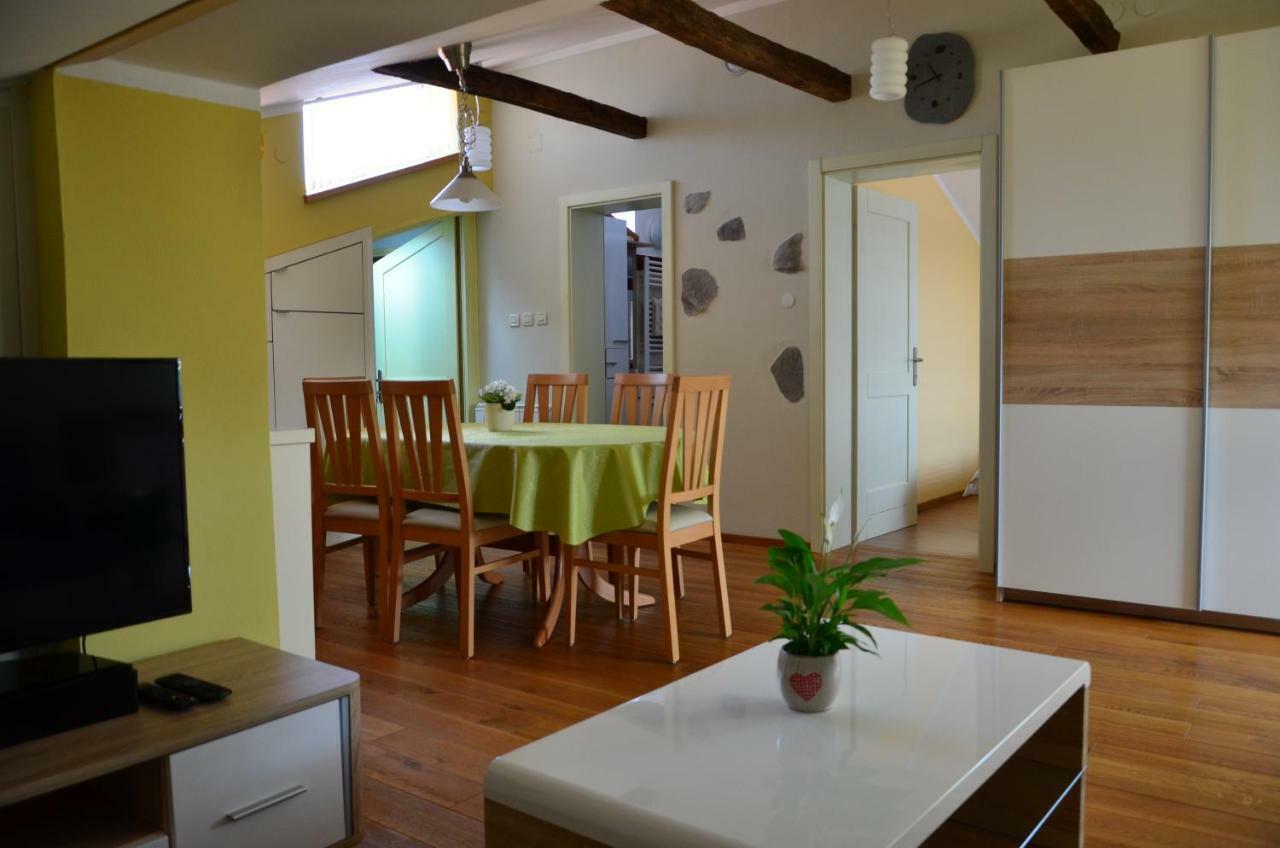 Dutovlje Apartma Louis מראה חיצוני תמונה